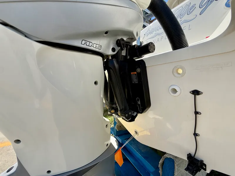 Slide: The Image of Boston Whaler 230 VANTAGE 2017 - 12