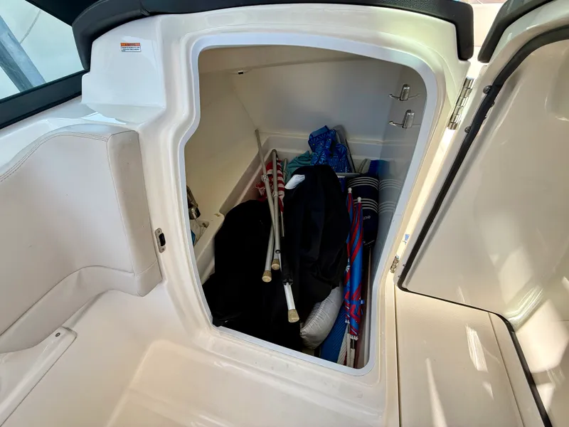 Slide: The Image of Boston Whaler 230 VANTAGE 2017 - 30
