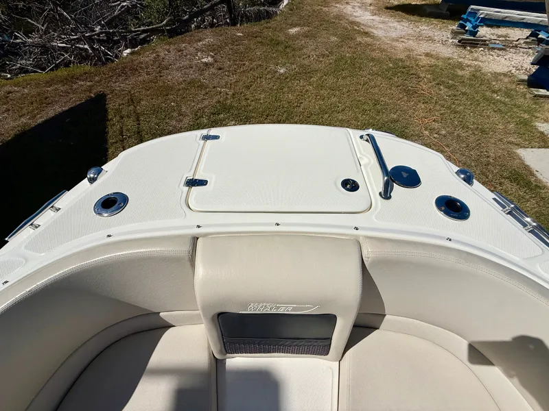 Slide: The Image of Boston Whaler 230 VANTAGE 2017 - 32
