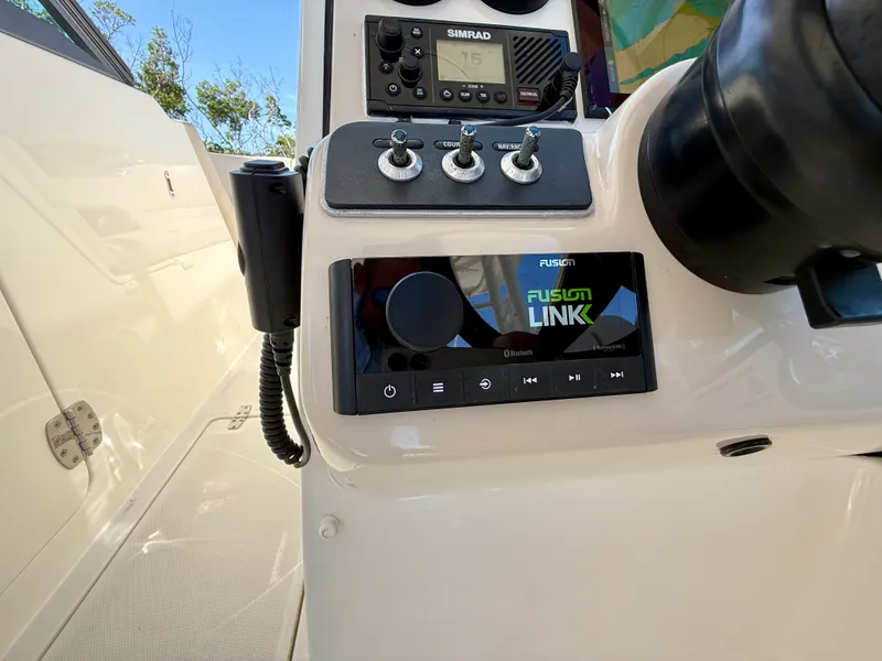 Slide: The Image of Boston Whaler 230 VANTAGE 2017 - 25