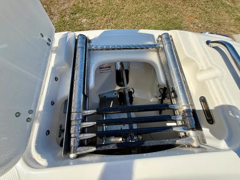Slide: The Image of Boston Whaler 230 VANTAGE 2017 - 33
