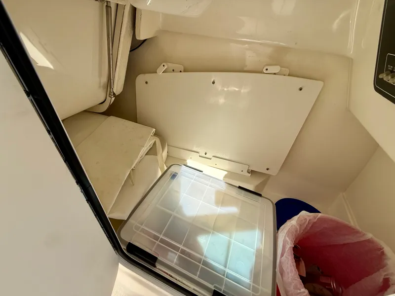 Slide: The Image of Boston Whaler 230 VANTAGE 2017 - 31