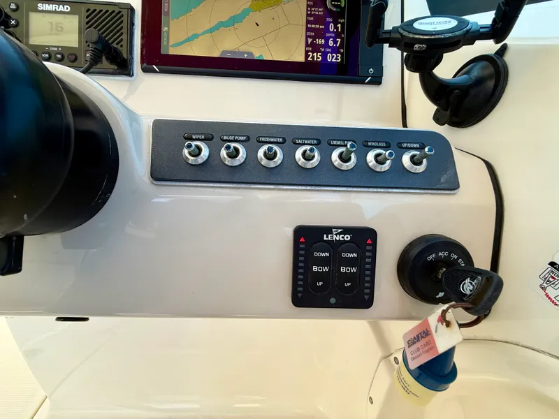 Slide: The Image of Boston Whaler 230 VANTAGE 2017 - 24