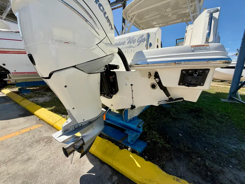 Slide: The Image of Boston Whaler 230 VANTAGE 2017 - 8