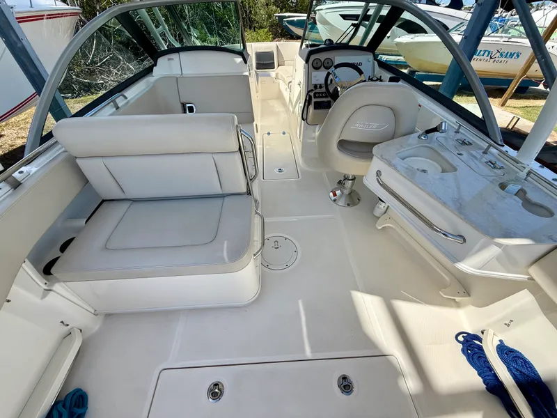 Slide: The Image of Boston Whaler 230 VANTAGE 2017 - 17
