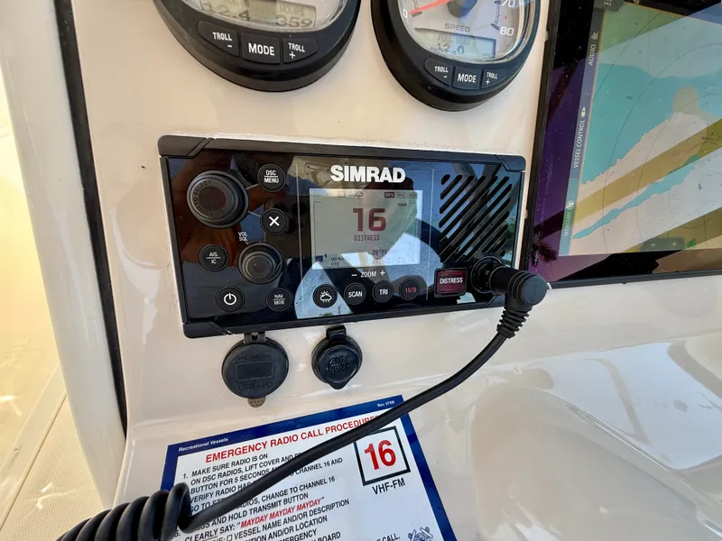 Slide: The Image of Boston Whaler 230 VANTAGE 2017 - 26