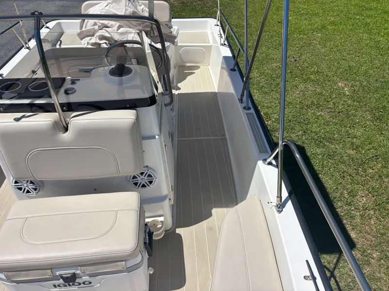 Slide: The Image of Boston Whaler 190 MONTAUK 2008 - 23