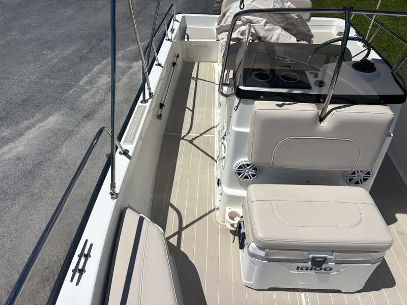 Slide: The Image of Boston Whaler 190 MONTAUK 2008 - 22