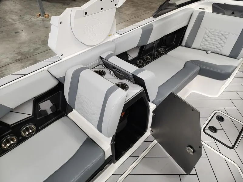 Slide: The Image of Malibu 26 LSV 2025 - 33