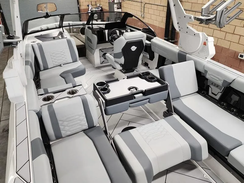 Slide: The Image of Malibu 26 LSV 2025 - 32