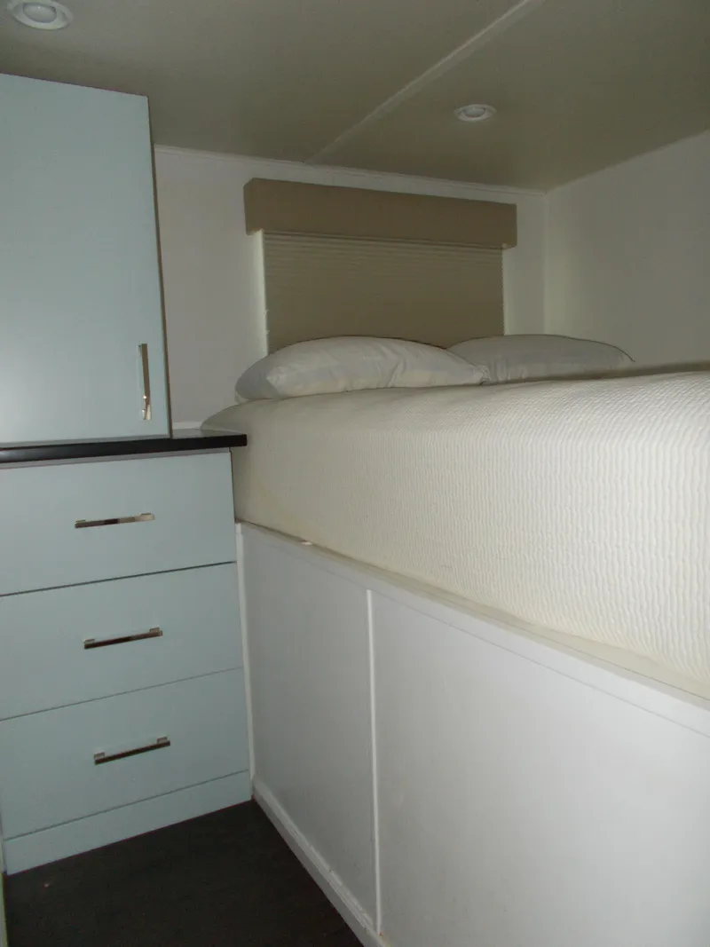 Slide: The Image of 1992 Jamestowner Silver Lining houseboat interior with comfortable seating area. - 21