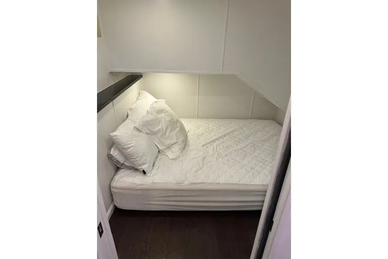 Slide: The Image of Cozy bedroom with white bedding in 1992 Jamestowner Silver Lining houseboat. - 5