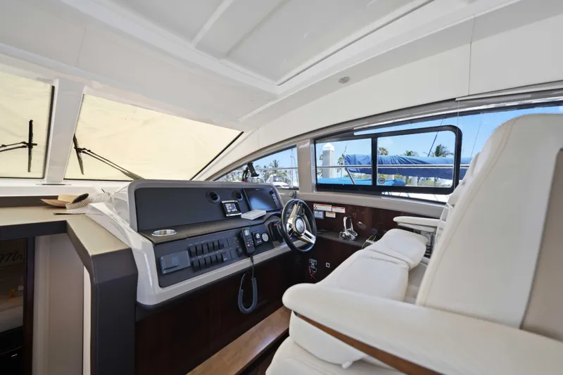 Slide: The Image of Sea Ray Sundancer 400 2017 - 25