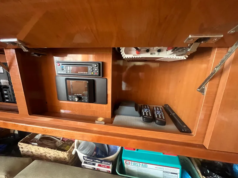 Slide: The Image of 2009 Maxum 3100 SE cabin electronics and storage compartment. - 23