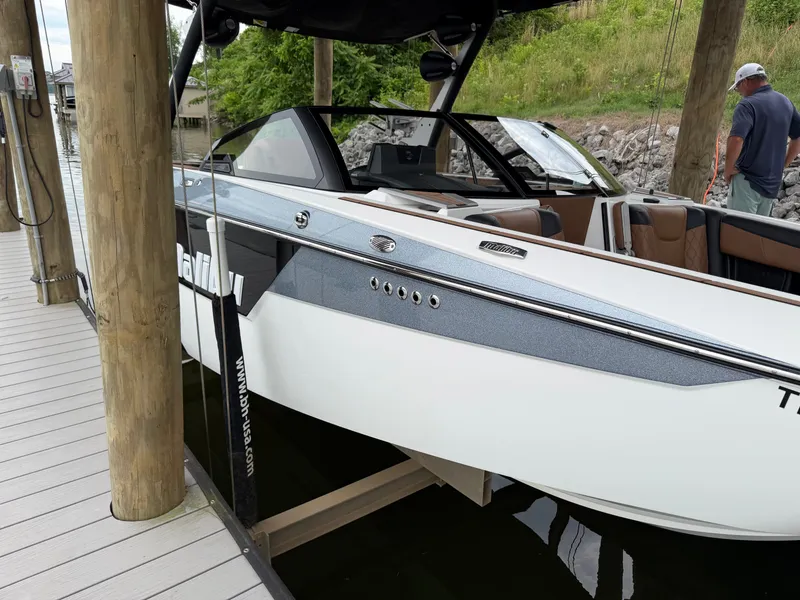 Slide: The Image of Malibu M220 2022 - 2