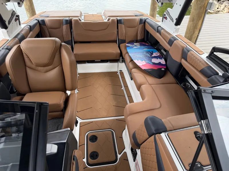 Slide: The Image of Malibu M220 2022 - 8