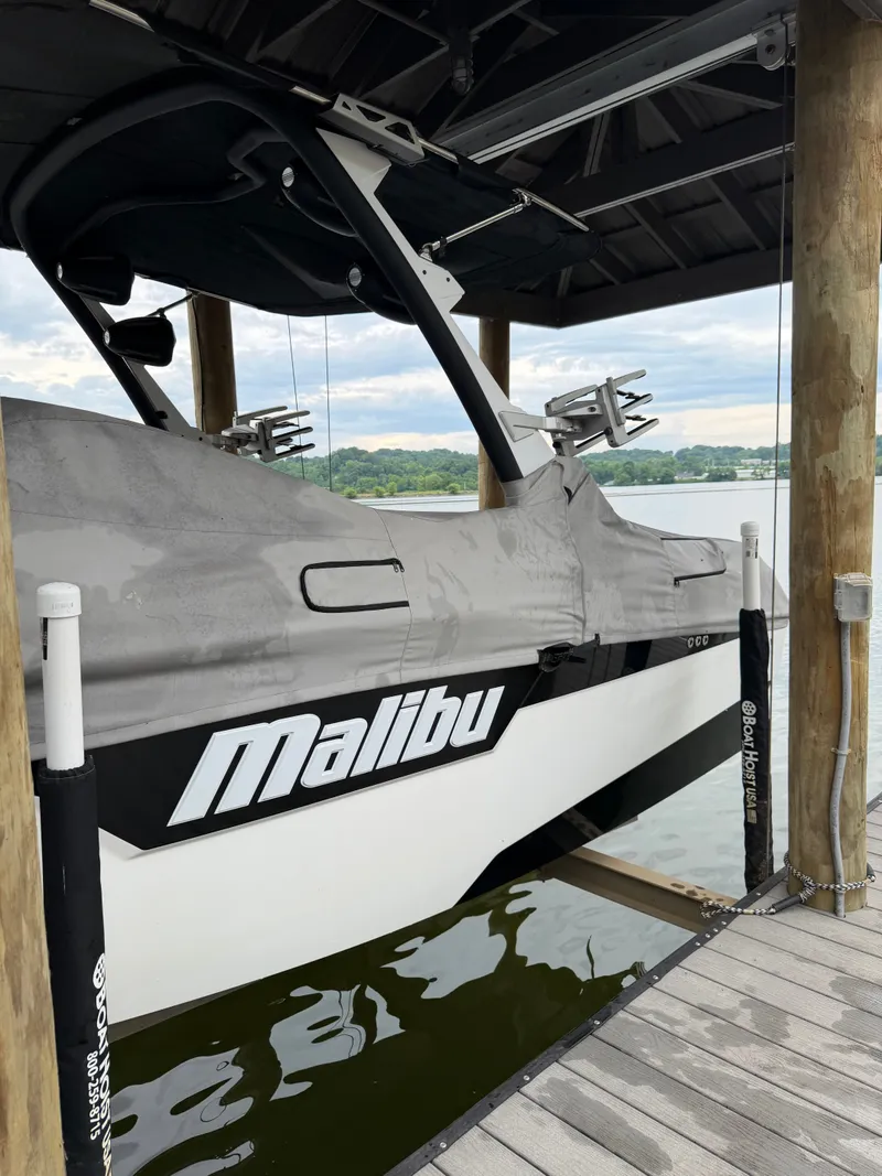 Slide: The Image of Malibu M220 2022 - 13