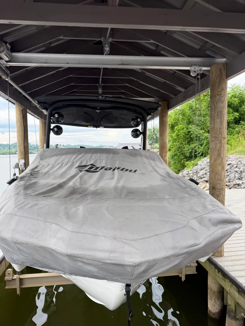 Slide: The Image of Malibu M220 2022 - 12