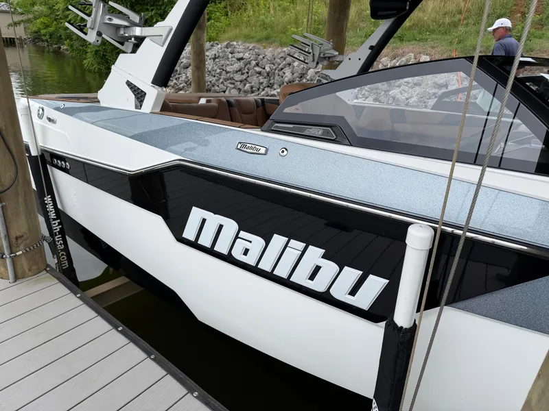 Slide: The Image of Malibu M220 2022 - 3