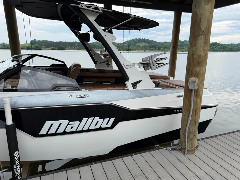 Slide: The Image of Malibu M220 2022 - 1