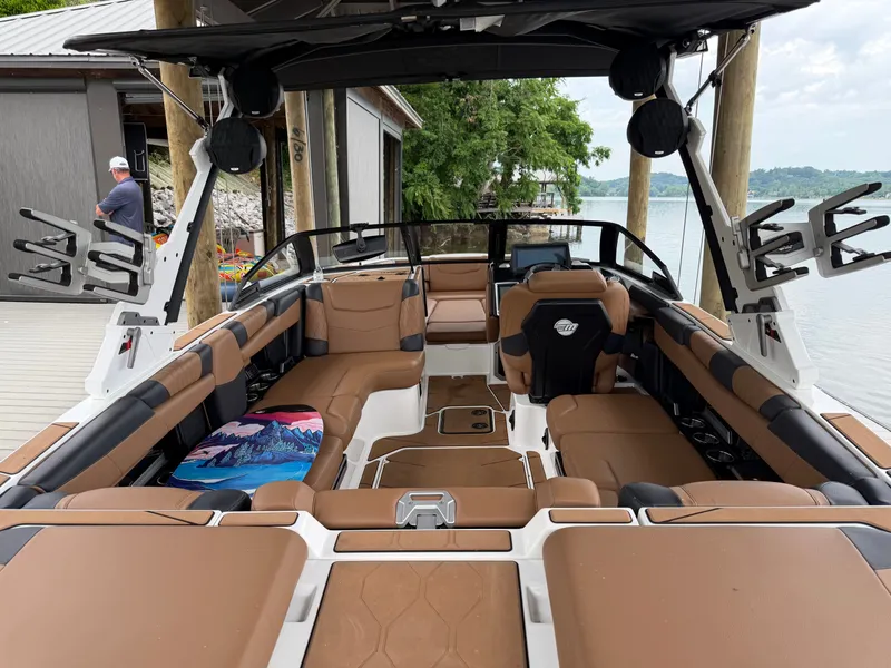 Slide: The Image of Malibu M220 2022 - 6