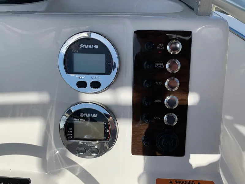 Slide: The Image of Yamaha gauges and control panel on 2024 Robalo R202 Explorer boat. - 15