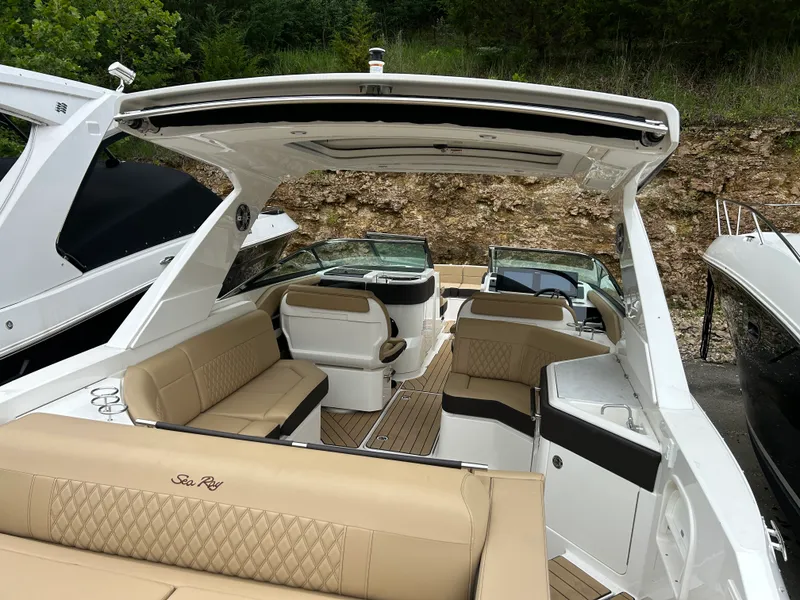 Slide: The Image of Sea Ray 310 SLX 2024 - 6