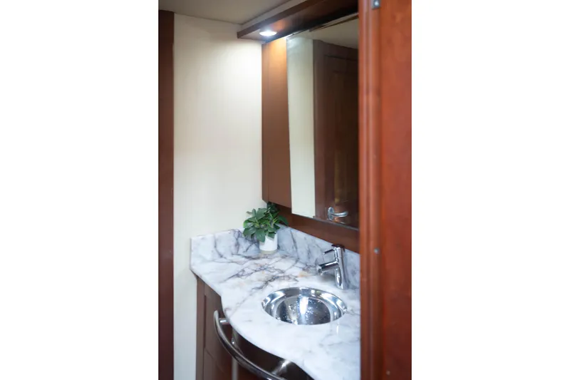 Slide: The Image of Sea Ray 48 Sundancer 2006 - 19