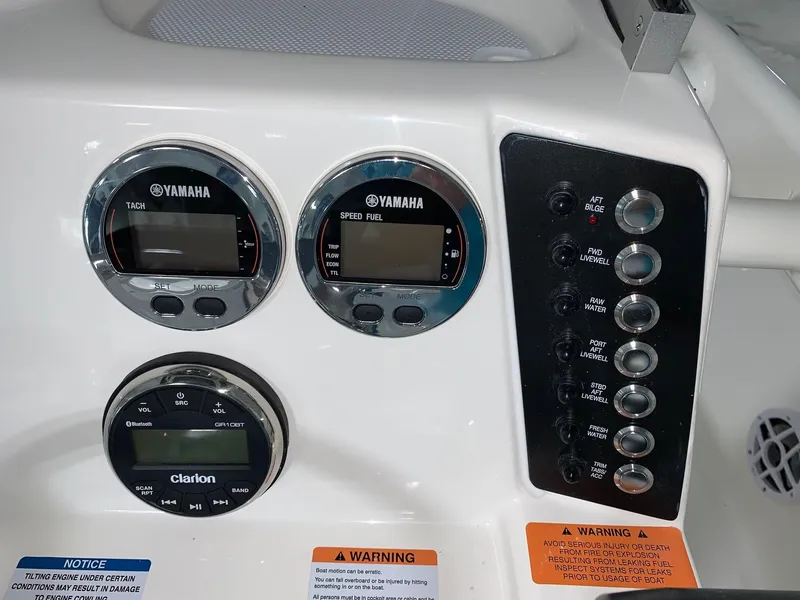 Slide: The Image of Control panel of a 2024 Robalo 226 Cayman boat with Yamaha gauges. - 18
