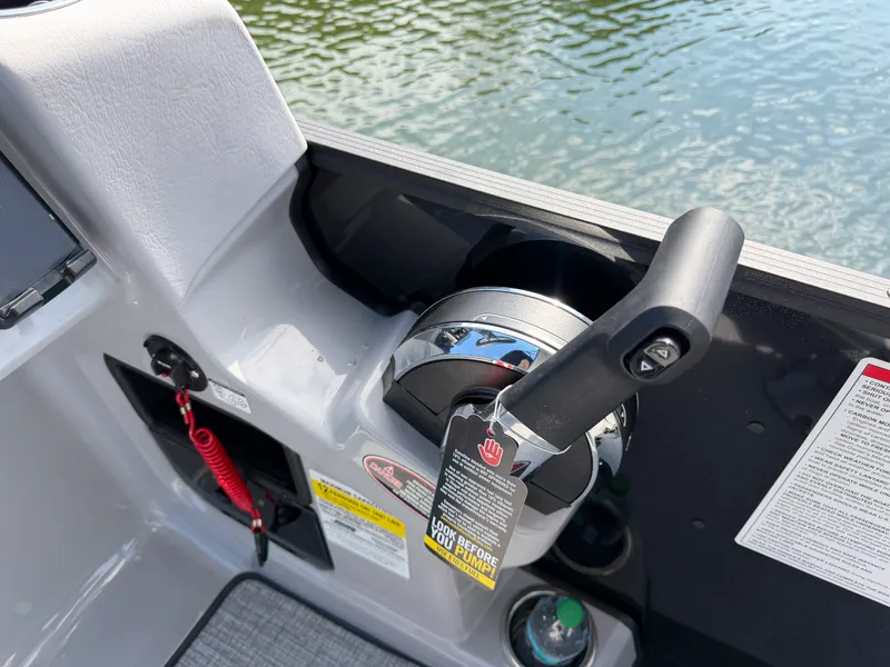 Slide: The Image of Harris Cruiser 210 2026 - 15