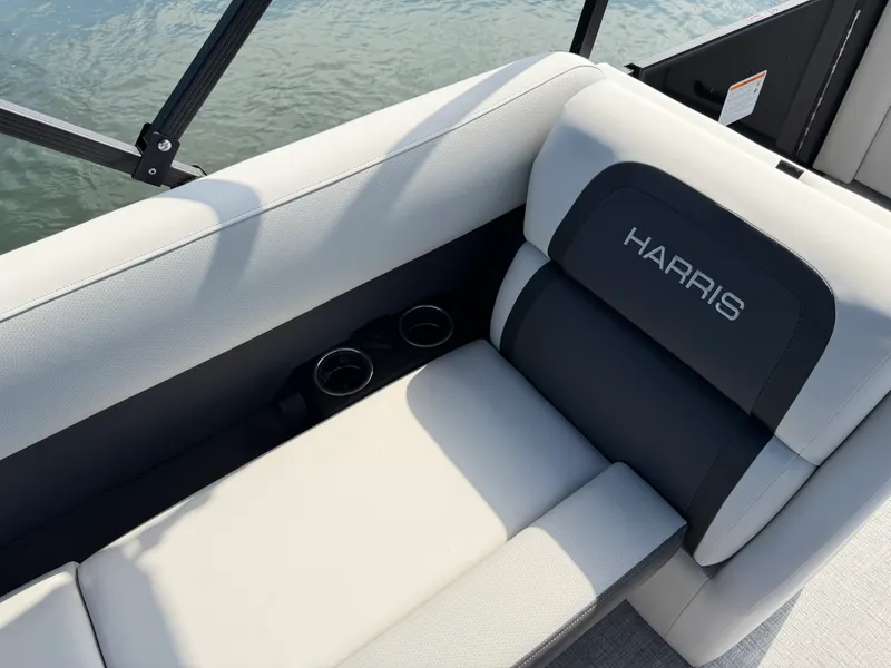 Slide: The Image of Harris Cruiser 210 2026 - 11