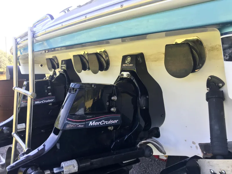 Slide: The Image of 2005 Formula 280 Sun Sport boat cruising on open water. - 3