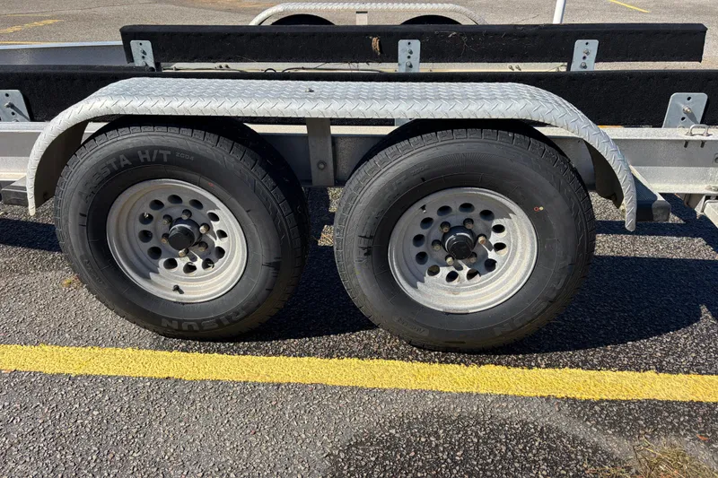 Slide: The Image of Trailer wheels on asphalt, Formula 280 Sun Sport, 2005 model. - 47