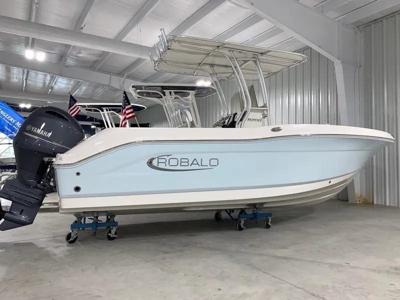 Slide: The Image of Robalo R200 Center Console 2024 - 0