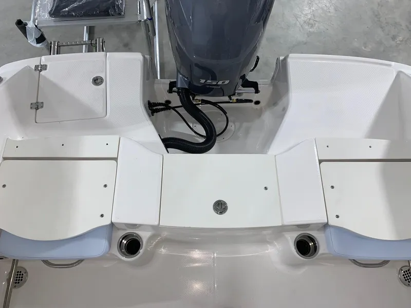 Slide: The Image of Robalo R200 Center Console 2024 - 11