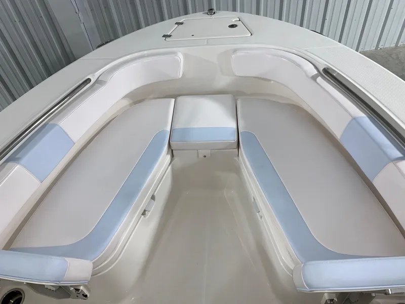Slide: The Image of Robalo R200 Center Console 2024 - 12