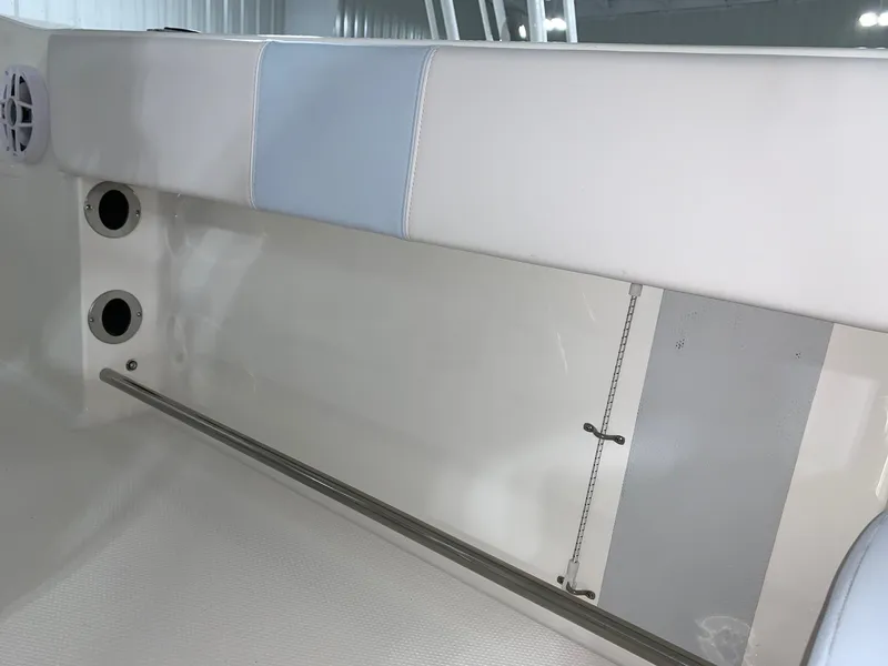 Slide: The Image of Robalo R200 Center Console 2024 - 15
