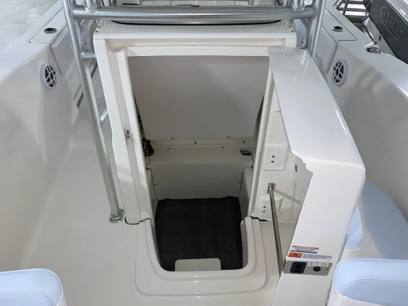 Slide: The Image of Robalo R200 Center Console 2024 - 20