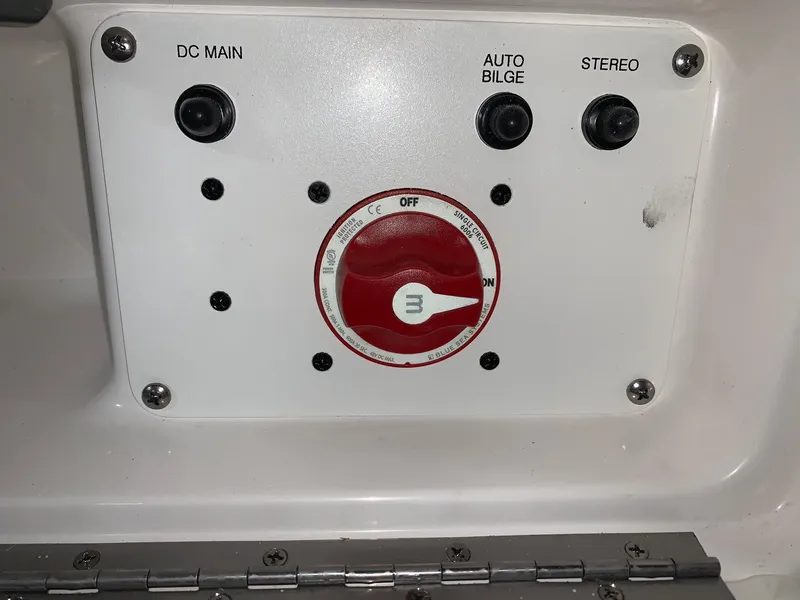 Slide: The Image of Robalo R200 Center Console 2024 - 22