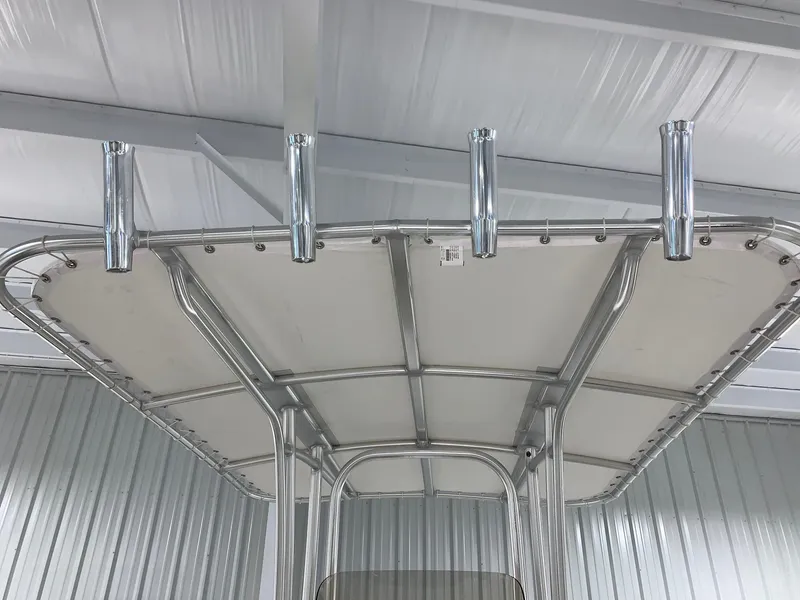 Slide: The Image of Robalo R200 Center Console 2024 - 4