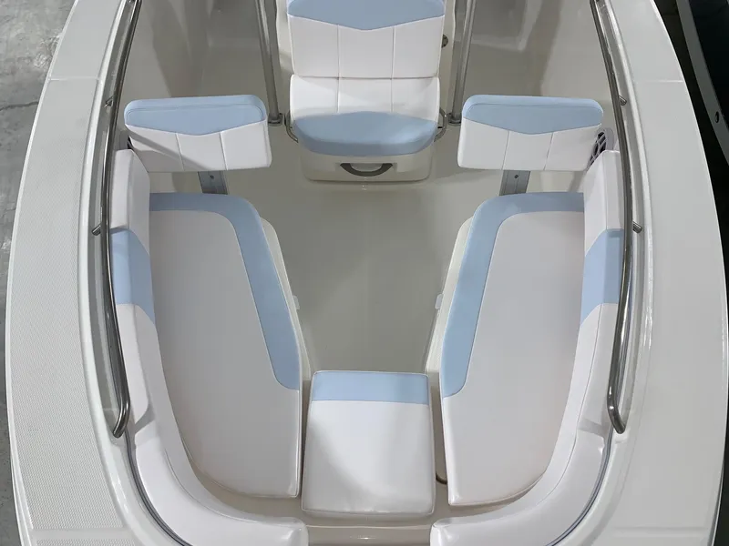 Slide: The Image of Robalo R200 Center Console 2024 - 8