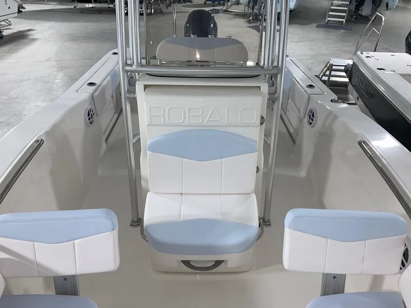 Slide: The Image of Robalo R200 Center Console 2024 - 9