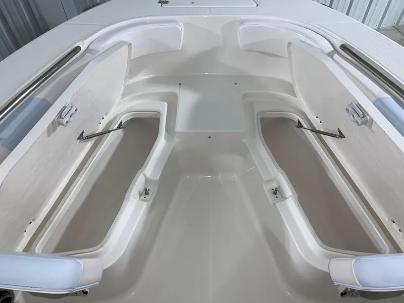 Slide: The Image of Robalo R200 Center Console 2024 - 12