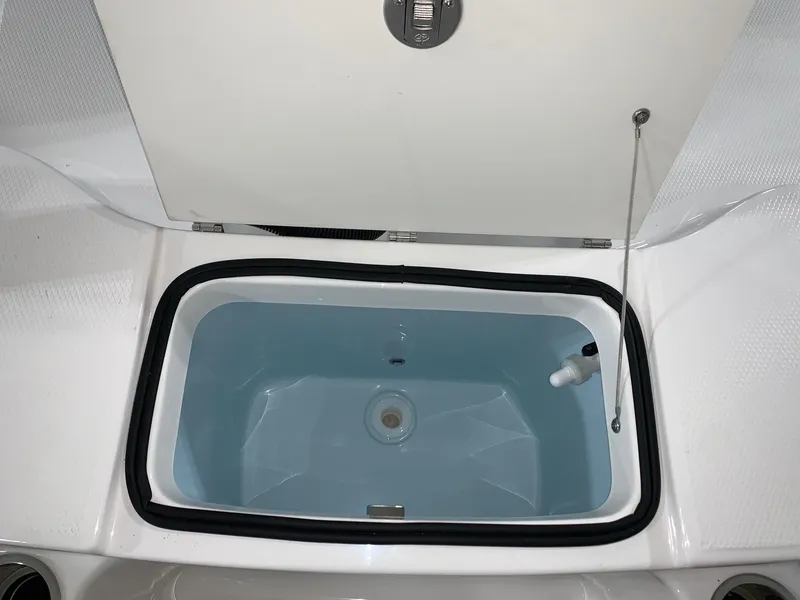 Slide: The Image of Robalo R200 Center Console 2024 - 15