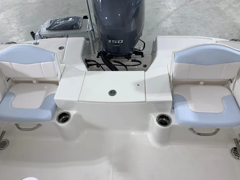 Slide: The Image of Robalo R200 Center Console 2024 - 16