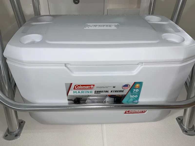 Slide: The Image of Robalo R200 Center Console 2024 - 19