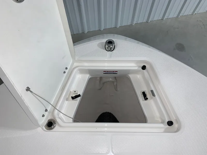Slide: The Image of Robalo R200 Center Console 2024 - 22