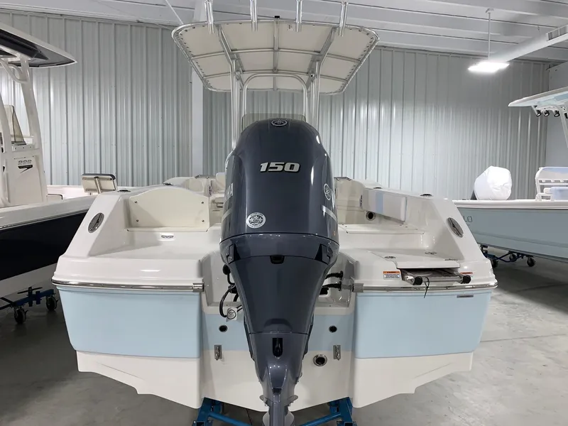 Slide: The Image of Robalo R200 Center Console 2024 - 4