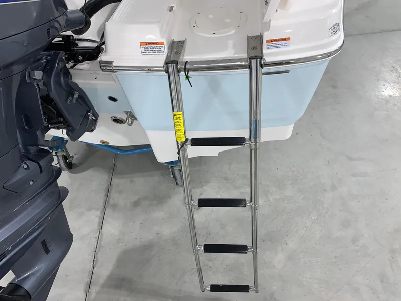 Slide: The Image of Robalo R200 Center Console 2024 - 5