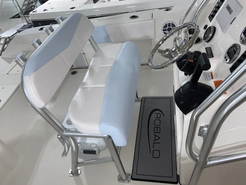 Slide: The Image of Robalo R200 Center Console 2024 - 7